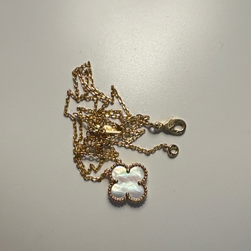 Elegant Gold and White Clover Pendant Necklace